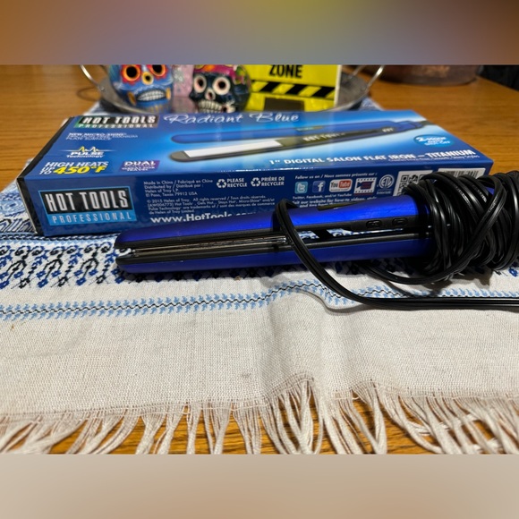 Hot Tools Titanium 1” Digital Flat Iron - Picture 3 of 6